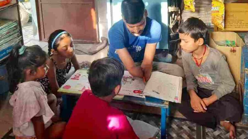 जरूरतमंद परिवार के जीवन में आशा की नई किरण लाया जिला प्रशासन, दुर्घटना में दोनों हाथ गंवा चुके मनीष को जिला प्रशासन रायफल क्लब फंड से रू0 50 हजार की आर्थिक सहायता