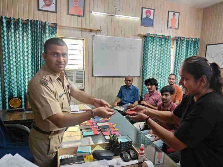 खोए हुए मोबाइल वापस लौटाकर दून पुलिस ने लौटाई चेहरे पर खुशियां, C.E.I.R. पोर्टल के माध्यम से खोये हुए 25 मोबाईल फोन को पुलिस द्वारा बरामद कर किया मोबाइल स्वामियों के सुपुर्द