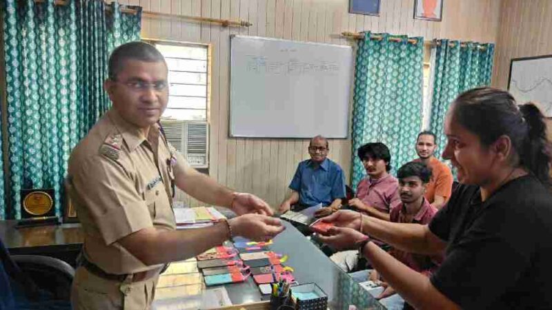 खोए हुए मोबाइल वापस लौटाकर दून पुलिस ने लौटाई चेहरे पर खुशियां, C.E.I.R. पोर्टल के माध्यम से खोये हुए 25 मोबाईल फोन को पुलिस द्वारा बरामद कर किया मोबाइल स्वामियों के सुपुर्द