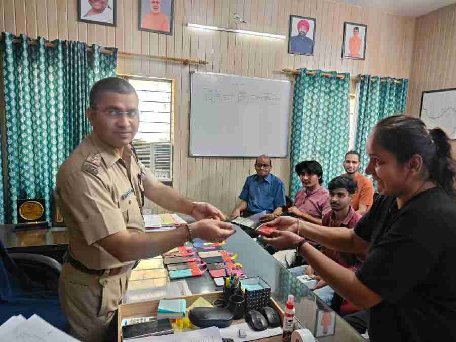 खोए हुए मोबाइल वापस लौटाकर दून पुलिस ने लौटाई चेहरे पर खुशियां, C.E.I.R. पोर्टल के माध्यम से खोये हुए 25 मोबाईल फोन को पुलिस द्वारा बरामद कर किया मोबाइल स्वामियों के सुपुर्द