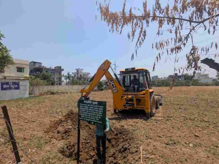 अजबपुर कला में आठ बीघा में की जा रही अवैध प्लॉटिंग पर चला एमडीडीए का बुलडोजर