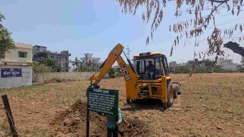 अजबपुर कला में आठ बीघा में की जा रही अवैध प्लॉटिंग पर चला एमडीडीए का बुलडोजर