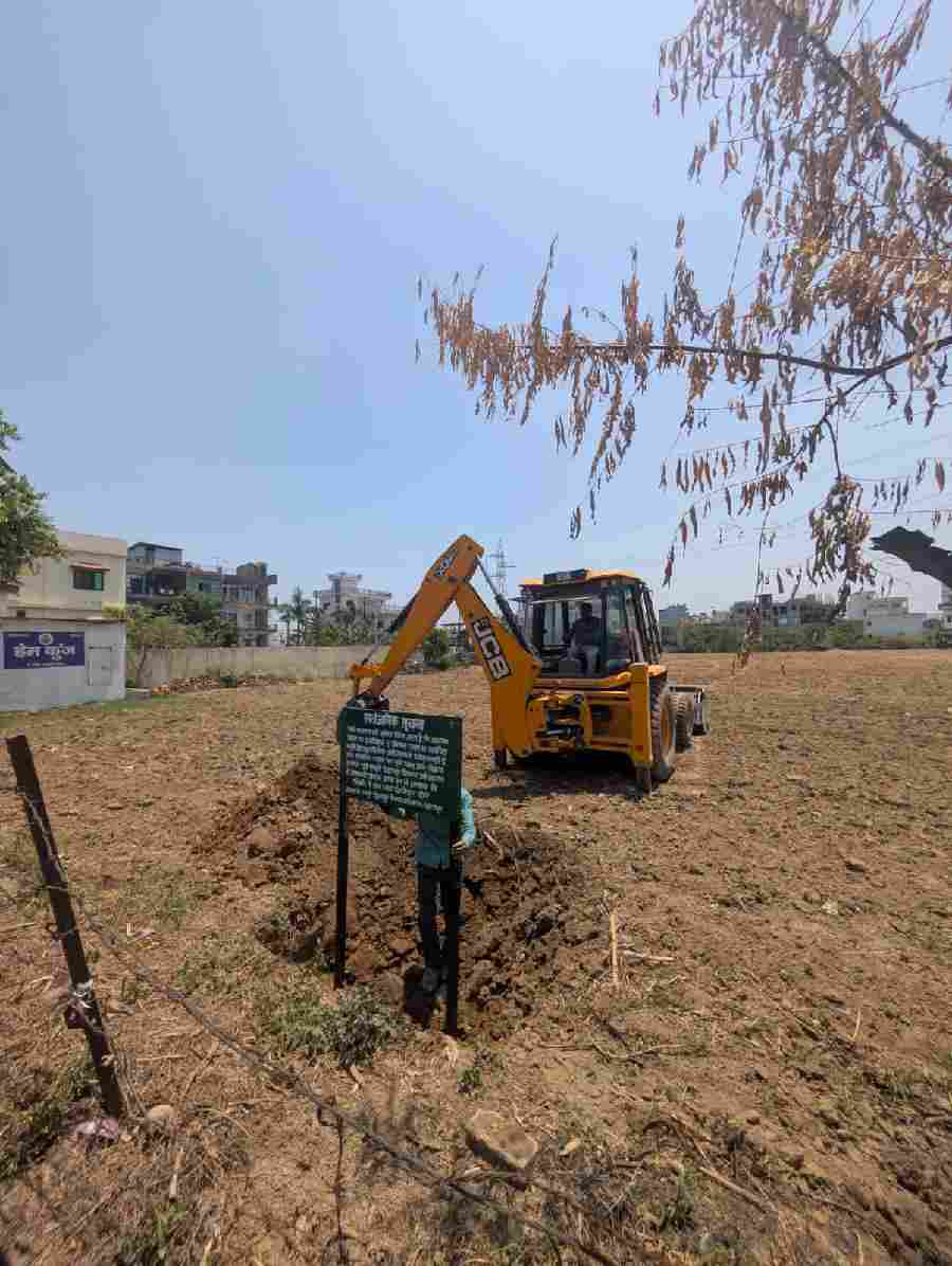अजबपुर कला में आठ बीघा में की जा रही अवैध प्लॉटिंग पर चला एमडीडीए का बुलडोजर