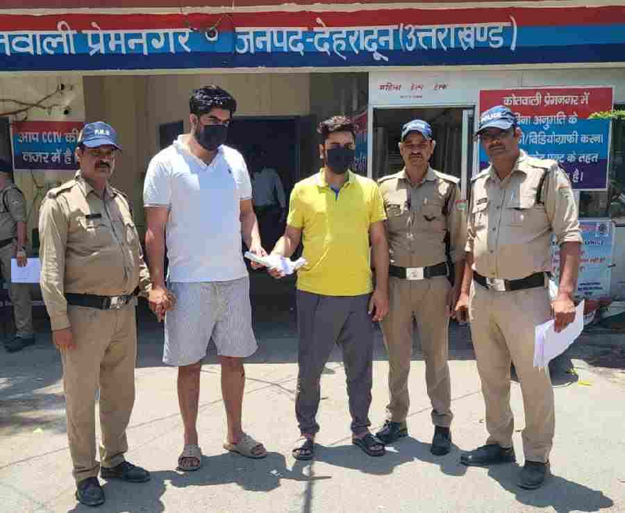 आपराधिक घटना को अंजाम देने की फिराक में घूम रहे 2 अभियुक्तो को दून पुलिस ने किया गिरफ्तार, अभियुक्तों के कब्जे से 315 बोर का देसी तमंचा व 3 जिंदा कारतूस हुए बरामद