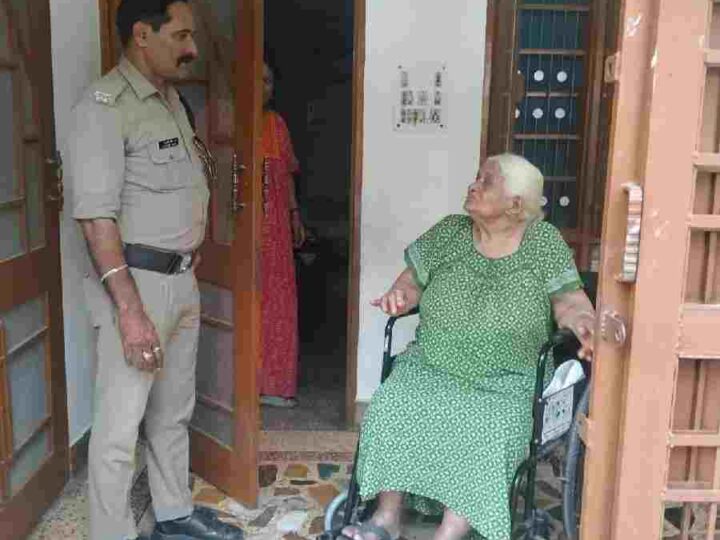 दून पुलिस पहुंची सीनियर सिटीजन के द्वार, अकेले निवास कर रहे सीनियर सिटीजनों से मुलाकात कर ली गई उनकी कुशलक्षेम