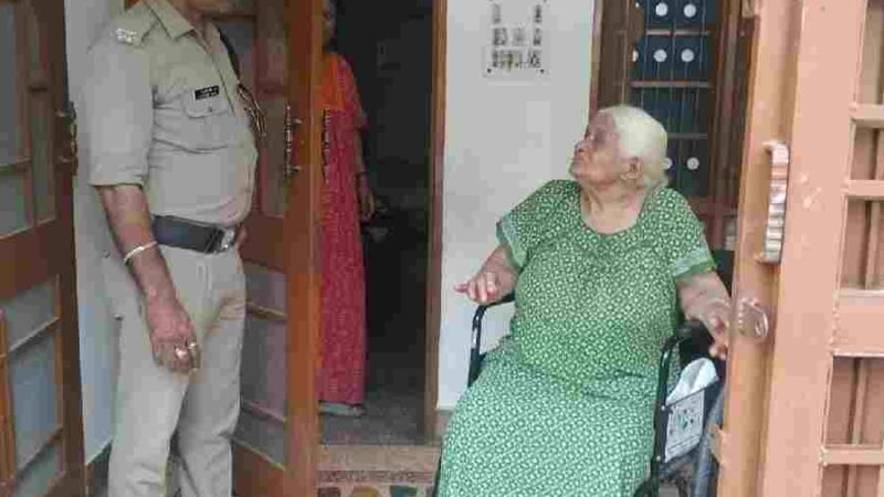 दून पुलिस पहुंची सीनियर सिटीजन के द्वार, अकेले निवास कर रहे सीनियर सिटीजनों से मुलाकात कर ली गई उनकी कुशलक्षेम