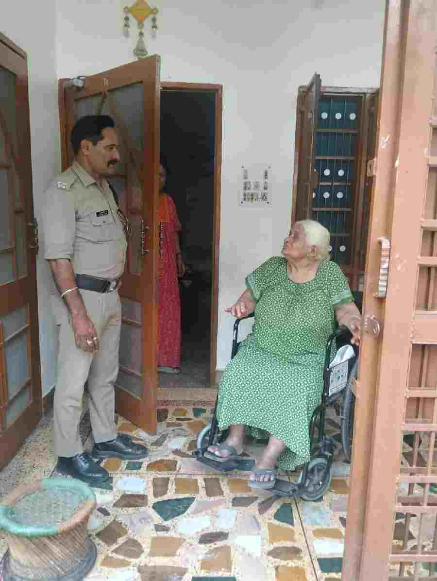 दून पुलिस पहुंची सीनियर सिटीजन के द्वार, अकेले निवास कर रहे सीनियर सिटीजनों से मुलाकात कर ली गई उनकी कुशलक्षेम