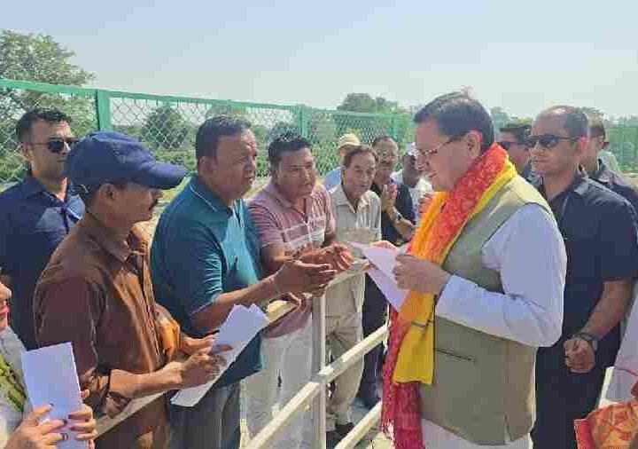 मुख्यमंत्री धामी ने लोहियाहेड हेलीपैड पर जनता व जनप्रतिनिधियों से मुलाकात कर सुनी जनसमस्याएं