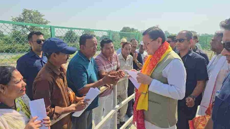मुख्यमंत्री धामी ने लोहियाहेड हेलीपैड पर जनता व जनप्रतिनिधियों से मुलाकात कर सुनी जनसमस्याएं