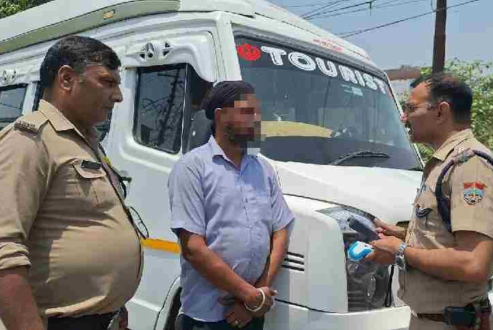 शराब के नशे में श्रद्धालुओं से भरे वाहन को चलाने वाले वाहन चालक को पुलिस ने किया गिरफ्तार, वाहन को किया सीज