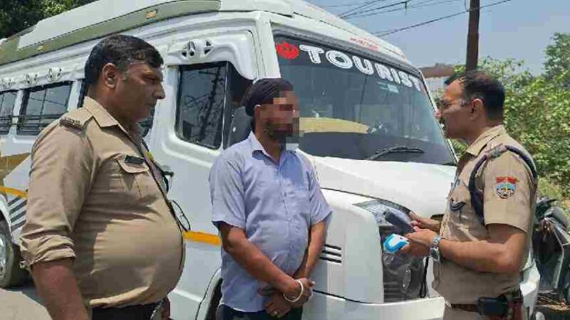 शराब के नशे में श्रद्धालुओं से भरे वाहन को चलाने वाले वाहन चालक को पुलिस ने किया गिरफ्तार, वाहन को किया सीज
