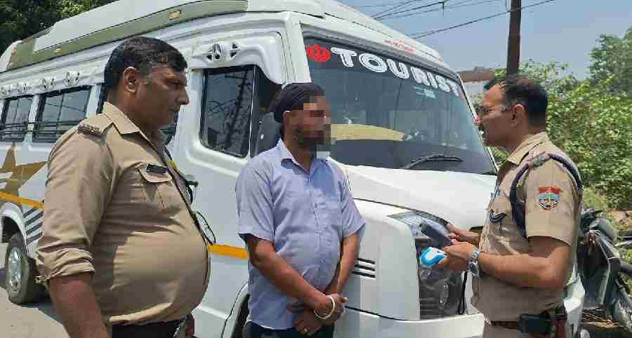 शराब के नशे में श्रद्धालुओं से भरे वाहन को चलाने वाले वाहन चालक को पुलिस ने किया गिरफ्तार, वाहन को किया सीज
