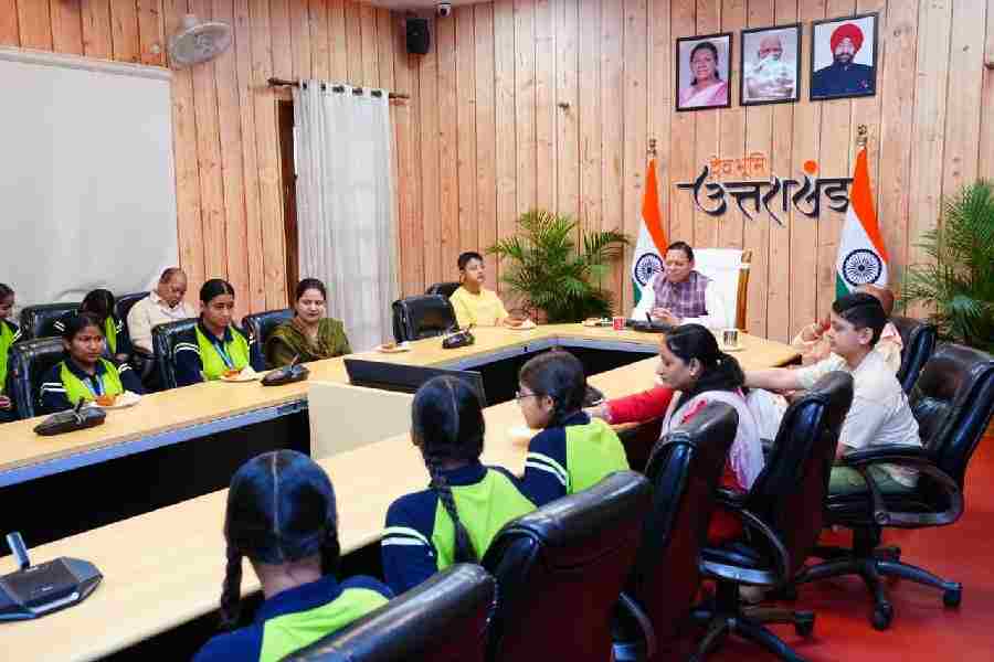 मुख्यमंत्री ने बालिकाओं के साथ प्रधानमंत्री के मन की बात के 134 वें संस्करण को सुना