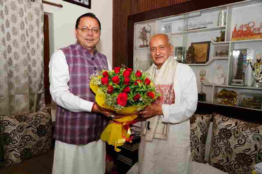 मुख्यमंत्री धामी ने पूर्व मुख्यमंत्री उत्तराखण्ड एवं महाराष्ट्र के पूर्व राज्यपाल भगत सिंह कोश्यारी के आवास पर पहुंचकर उन्हें भारत सरकार द्वारा देश के प्रतिष्ठित नागरिक सम्मान ‘‘पद्म भूषण’’ से सम्मानित किए जाने पर बधाई एवं शुभकामनाएं दीं।