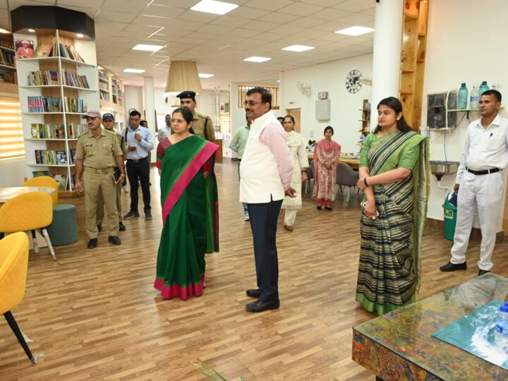 मुख्य सचिव आनन्द बर्द्धन ने विद्यालय, आंगनबाड़ी केन्द्र, पुस्तकालय एवं खेल सुविधाओं का किया निरीक्षण