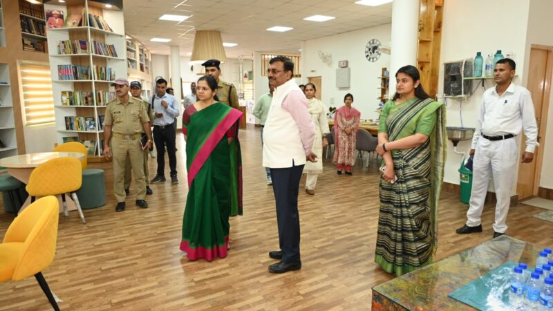 मुख्य सचिव आनन्द बर्द्धन ने विद्यालय, आंगनबाड़ी केन्द्र, पुस्तकालय एवं खेल सुविधाओं का किया निरीक्षण