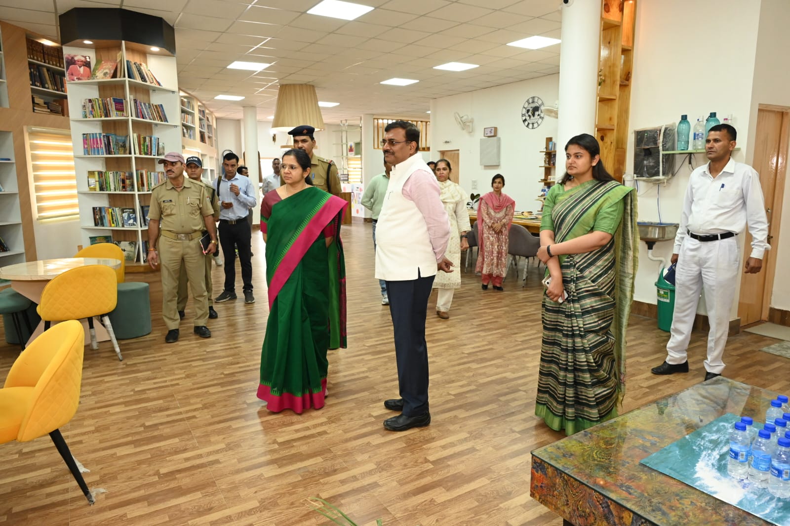 मुख्य सचिव आनन्द बर्द्धन ने विद्यालय, आंगनबाड़ी केन्द्र, पुस्तकालय एवं खेल सुविधाओं का किया निरीक्षण