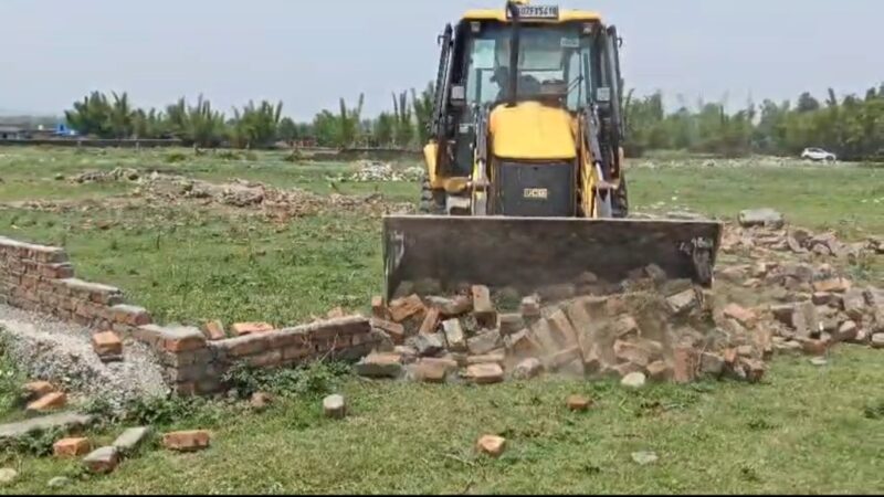 50 बीघा में काटी जा रही अवैध कॉलोनी पर एमडीडीए का चला बुलडोजर, सहसपुर के कल्याणपुर में बड़ी कार्रवाई, सीसी सड़क और प्लॉट चिन्हीकरण ध्वस्त
