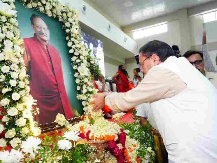 सीएम धामी ने गढ़ी कैंट स्थित स्वर्गीय हरबंश कपूर मेमोरियल कम्युनिटी हॉल में आयोजित श्रद्धांजलि सभा में उत्तराखंड के पूर्व मुख्यमंत्री मेजर जनरल (सेवानिवृत्त) भुवन चंद्र खण्डूड़ी के चित्र पर पुष्प अर्पित कर किये श्रद्धासुमन अर्पित