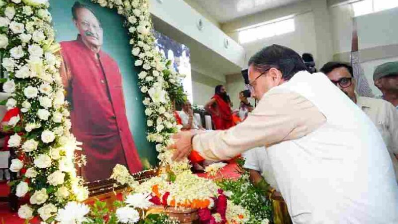 सीएम धामी ने गढ़ी कैंट स्थित स्वर्गीय हरबंश कपूर मेमोरियल कम्युनिटी हॉल में आयोजित श्रद्धांजलि सभा में उत्तराखंड के पूर्व मुख्यमंत्री मेजर जनरल (सेवानिवृत्त) भुवन चंद्र खण्डूड़ी के चित्र पर पुष्प अर्पित कर किये श्रद्धासुमन अर्पित