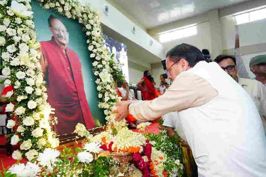 सीएम धामी ने गढ़ी कैंट स्थित स्वर्गीय हरबंश कपूर मेमोरियल कम्युनिटी हॉल में आयोजित श्रद्धांजलि सभा में उत्तराखंड के पूर्व मुख्यमंत्री मेजर जनरल (सेवानिवृत्त) भुवन चंद्र खण्डूड़ी के चित्र पर पुष्प अर्पित कर किये श्रद्धासुमन अर्पित