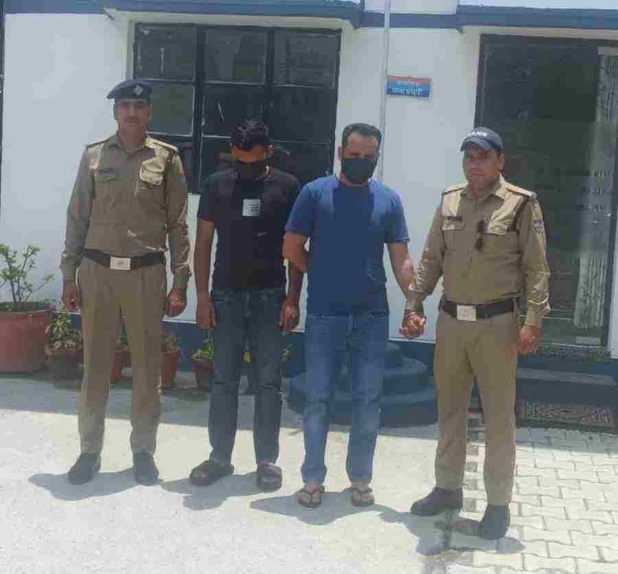 युवक के साथ मार-पीट कर उसे गंभीर रूप से घायल करने वाले 2 अभियुक्तों को दून पुलिस ने किया गिरफ्तार