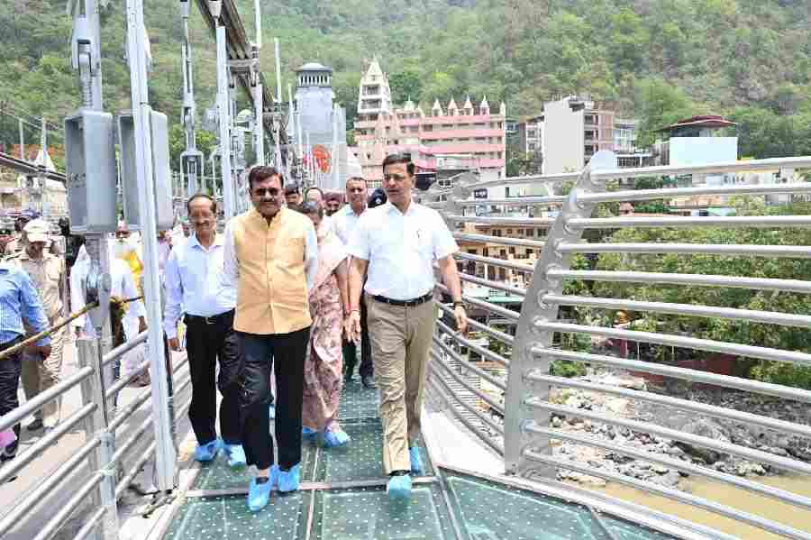 मुख्य सचिव उत्तराखंड ने टिहरी गढ़वाल में बजरंग सेतु एवं हिलान्स हिमालयन भोजनालय का किया निरीक्षण
