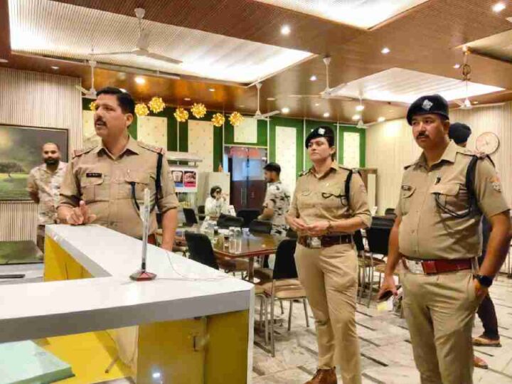 पुलिस अधीक्षक नगर के नेतृत्व में पुलिस की अलग-अलग टीमों ने देर रात्रि नगर क्षेत्रान्तर्गत होटल/रेस्टोरेंट/ढाबों/पब/बार में चलाया आकस्मिक चैकिंग अभियान