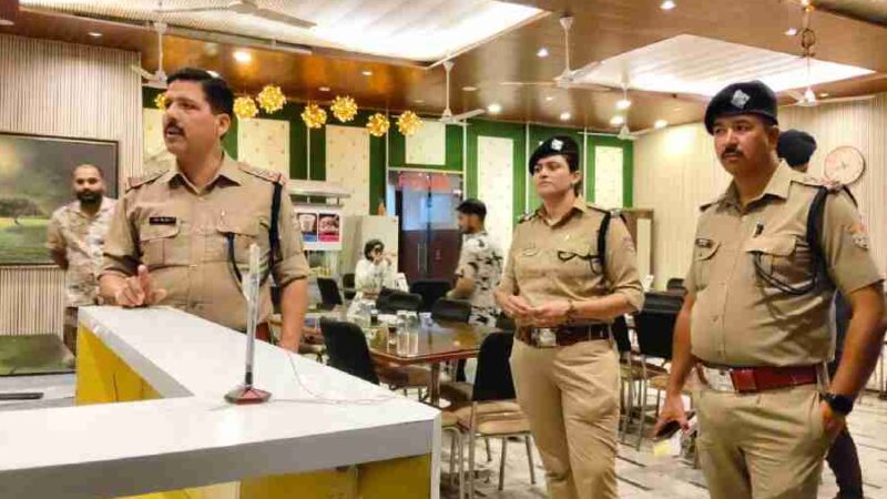 पुलिस अधीक्षक नगर के नेतृत्व में पुलिस की अलग-अलग टीमों ने देर रात्रि नगर क्षेत्रान्तर्गत होटल/रेस्टोरेंट/ढाबों/पब/बार में चलाया आकस्मिक चैकिंग अभियान