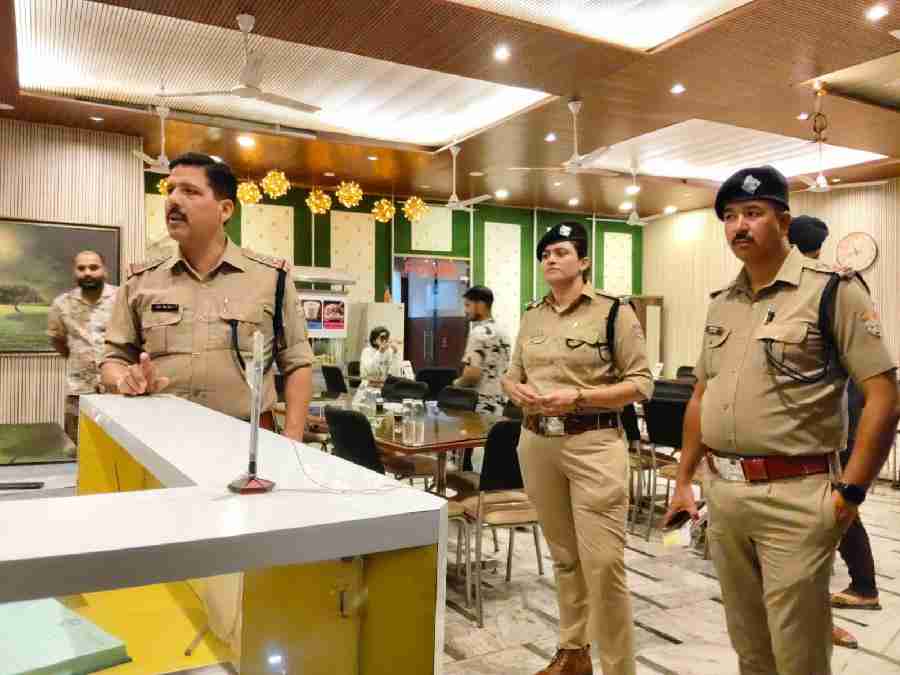 पुलिस अधीक्षक नगर के नेतृत्व में पुलिस की अलग-अलग टीमों ने देर रात्रि नगर क्षेत्रान्तर्गत होटल/रेस्टोरेंट/ढाबों/पब/बार में चलाया आकस्मिक चैकिंग अभियान
