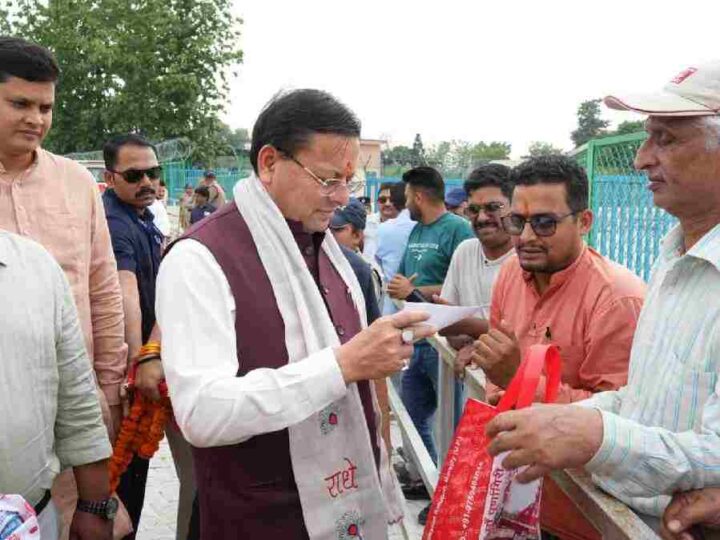 मुख्यमंत्री धामी ने लोहियाहेड हेलीपैड व कैंप कार्यालय में जनता व जनप्रतिनिधियों  से मुलाकात कर सुनी जनसमस्याएं