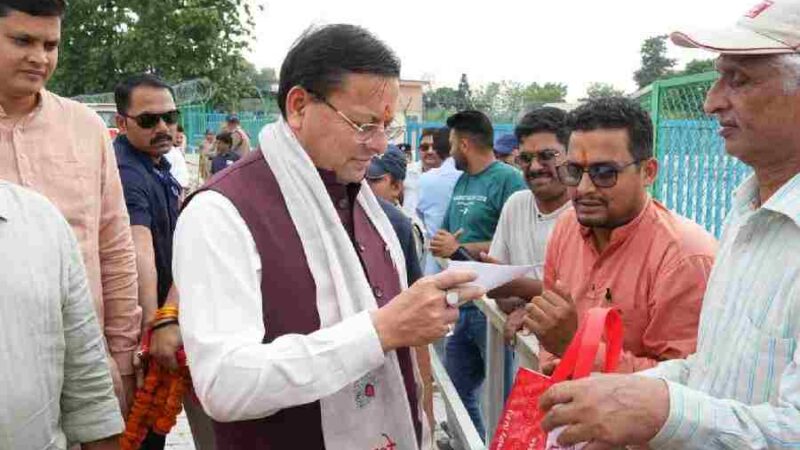 मुख्यमंत्री धामी ने लोहियाहेड हेलीपैड व कैंप कार्यालय में जनता व जनप्रतिनिधियों  से मुलाकात कर सुनी जनसमस्याएं