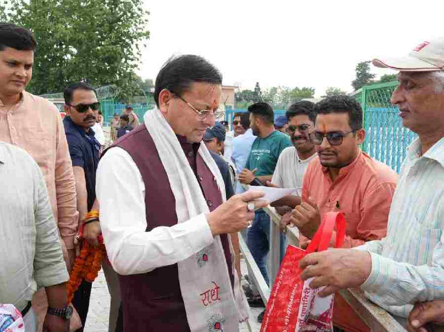 मुख्यमंत्री धामी ने लोहियाहेड हेलीपैड व कैंप कार्यालय में जनता व जनप्रतिनिधियों  से मुलाकात कर सुनी जनसमस्याएं