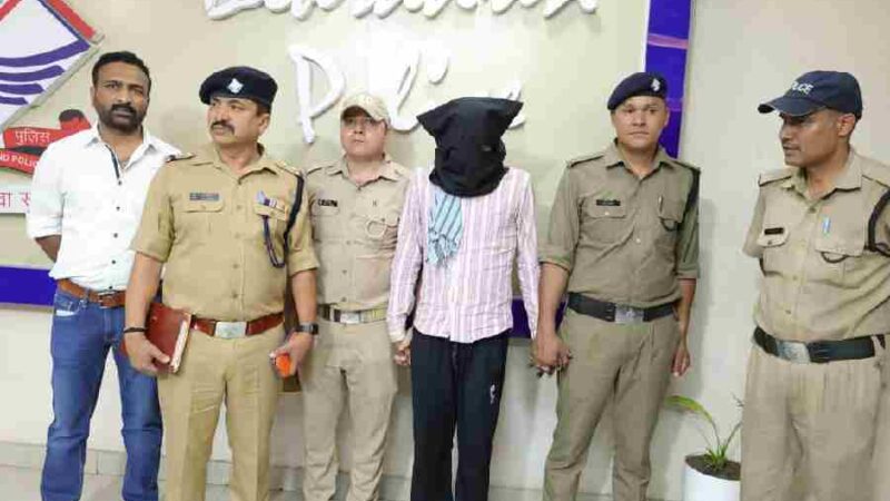 1 वर्ष पूर्व राजपुर में हुई हत्या की घटना का मास्टरमाइंड 50 हज़ार का ईनामी अभियुक्त आया दून पुलिस की गिरफ्त में, प्रोपर्टी विवाद के चलते अभियुक्त द्वारा सुपारी देकर कराई थी अपने सौतेले भाई की हत्या