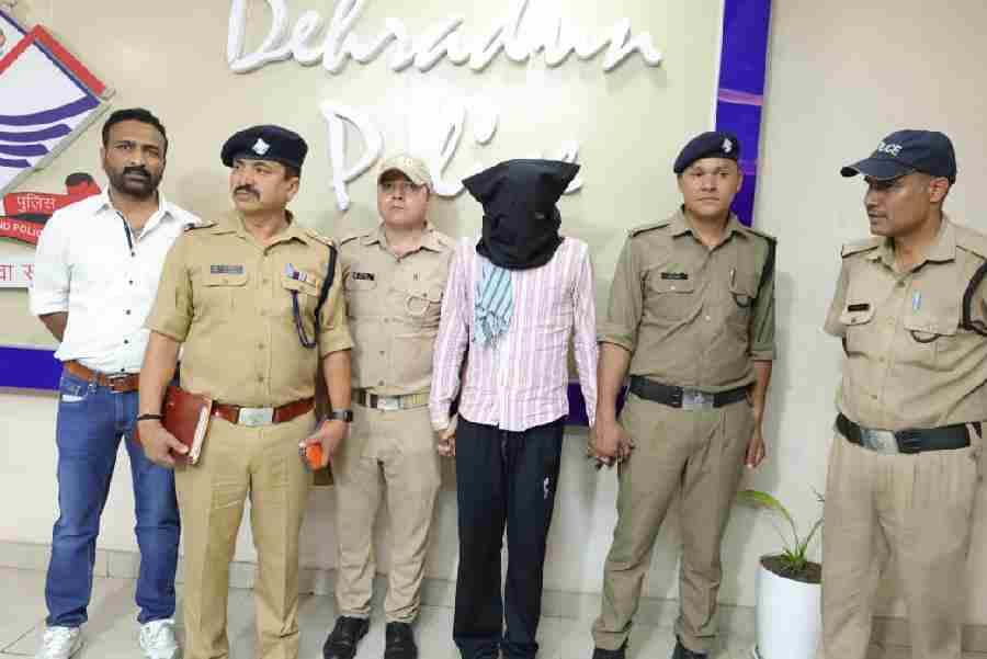 1 वर्ष पूर्व राजपुर में हुई हत्या की घटना का मास्टरमाइंड 50 हज़ार का ईनामी अभियुक्त आया दून पुलिस की गिरफ्त में, प्रोपर्टी विवाद के चलते अभियुक्त द्वारा सुपारी देकर कराई थी अपने सौतेले भाई की हत्या