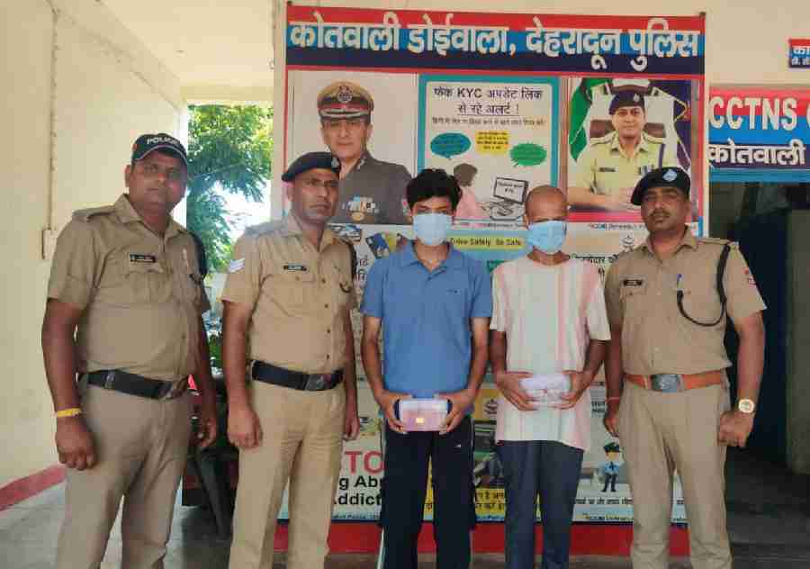 अपने ही घर मे चोरी की घटना को अंजाम देने वाली मामा-भांजे की जोडी आयी दून पुलिस की गिरफ्त मे
