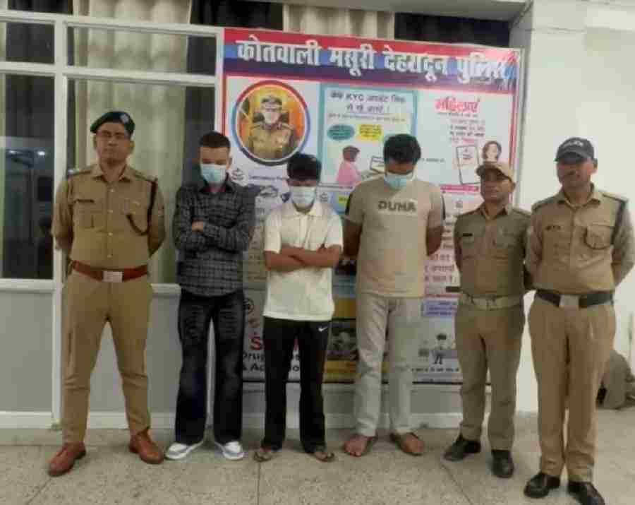 एसएसपी दून के निर्देशों पर हुड़दंगियों पर सख्त दून पुलिस, वाहन की छत में बैठकर हुड़दंग करने वाले युवक को पुलिस ने लिया हिरासत में