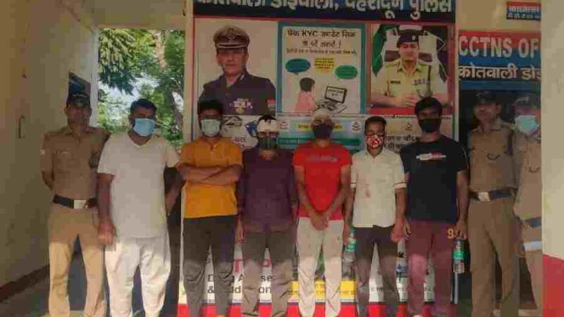 सार्वजनिक स्थान पर लडाई झगडा कर लोक-शान्ति भंग करने वाले 6 व्यक्तियों को दून पुलिस ने किया गिरफ्तार