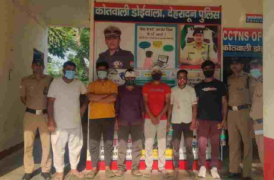 सार्वजनिक स्थान पर लडाई झगडा कर लोक-शान्ति भंग करने वाले 6 व्यक्तियों को दून पुलिस ने किया गिरफ्तार