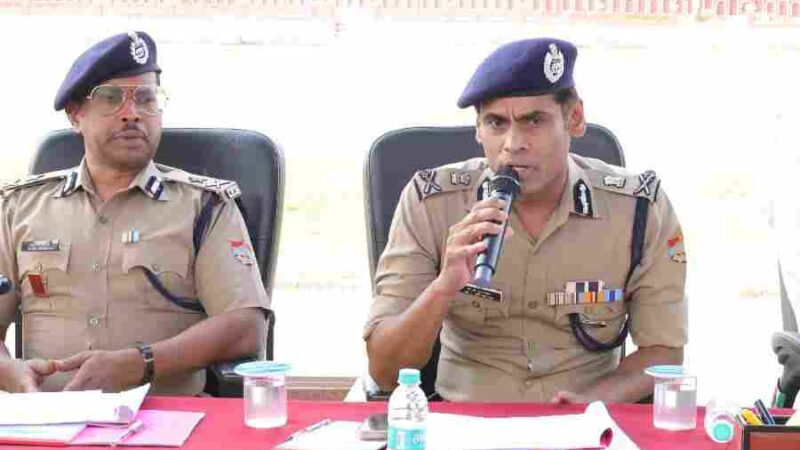 जनपद में प्रस्तावित वीवीआईपी भ्रमण/प्रवास कार्यक्रम के दृष्टिगत उच्चाधिकारियों द्वारा सुरक्षा में नियुक्त पुलिस बल को किया ब्रीफ, वीवीआईपी रूट, प्रवास स्थल तथा कार्यक्रम स्थल पर त्रुटिरहित सुरक्षा व्यवस्था सुनिश्चित करने के दिये निर्देश