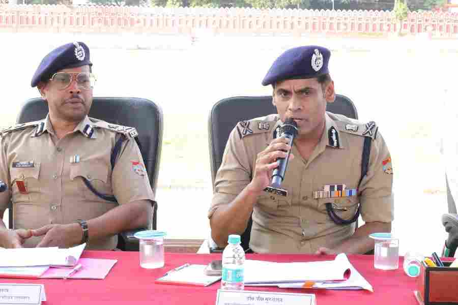 जनपद में प्रस्तावित वीवीआईपी भ्रमण/प्रवास कार्यक्रम के दृष्टिगत उच्चाधिकारियों द्वारा सुरक्षा में नियुक्त पुलिस बल को किया ब्रीफ, वीवीआईपी रूट, प्रवास स्थल तथा कार्यक्रम स्थल पर त्रुटिरहित सुरक्षा व्यवस्था सुनिश्चित करने के दिये निर्देश