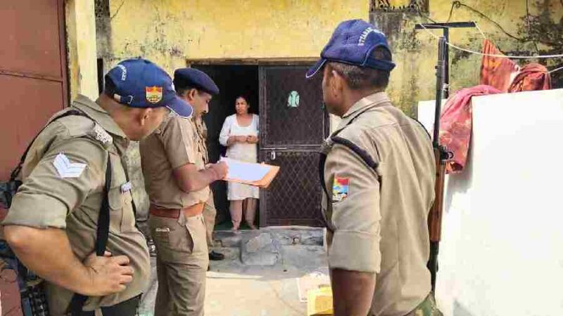 एसएसपी देहरादून के निर्देशों पर पूरे जनपद में वृहद स्तर पर चल रहा सत्यापन/चैकिंग अभियान, बाहरी प्रदेशों से आकर जनपद में निवासरत/कार्य कर रहे बाहरी व्यक्तियों का किया जा रहा सत्यापन, बाहरी राज्यों से आने वाले वाहनों की लगातार सघन चैकिंग कर रखी जा रही है पैनी नजर