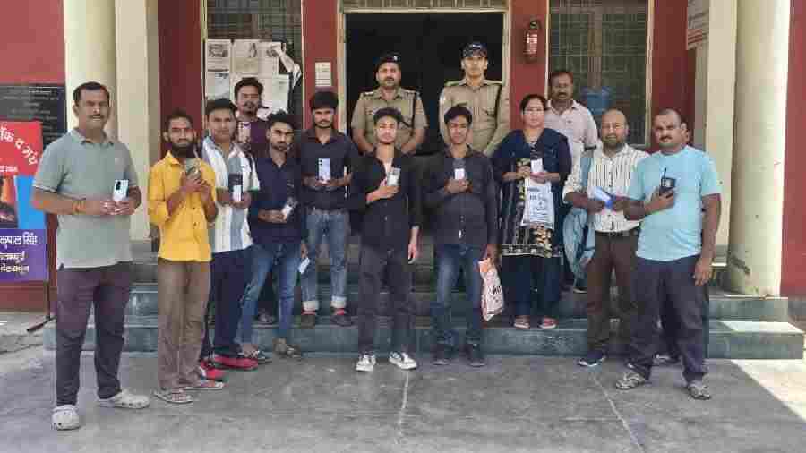 खोये मोबाइलों को वापस लौटाकर दून पुलिस ने बिखेरी चेहरों पर मुस्कान, सीईआईआर पोर्टल के माध्यम से पुलिस ने गुम हुए लगभग 3 लाख रू0 के 16 मोबाइल फोनों को बरामद कर किया मोबाईल स्वामियों के सुपुर्द