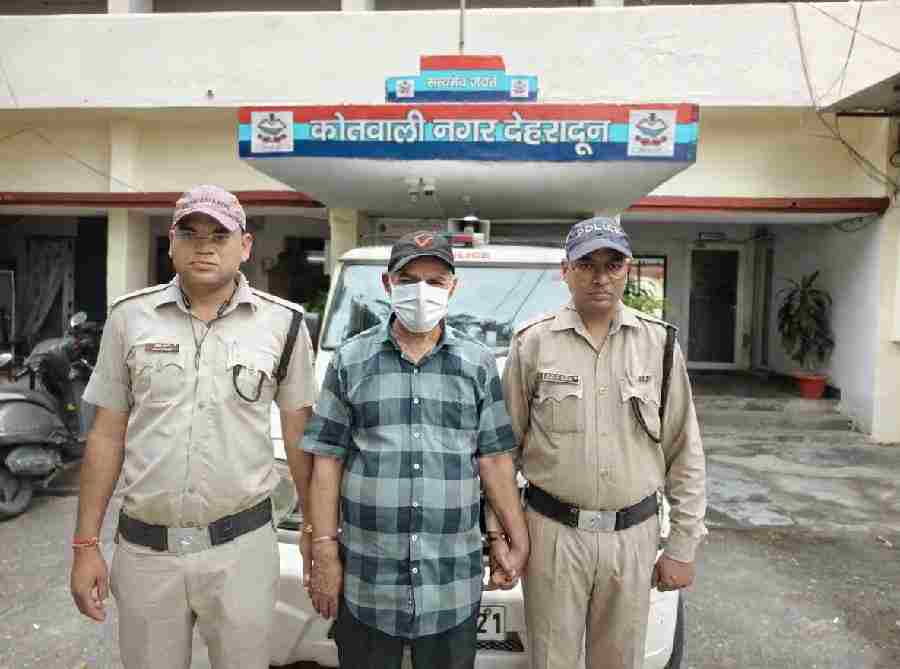अर्बन को- ऑपरेटिव बैंक में जालसाजी कर बैंक से करोडों रूपये की धनराशि का गबन करने वाले तत्कालीन बैंक प्रबन्धक को पुलिस ने किया गिरफ्तार