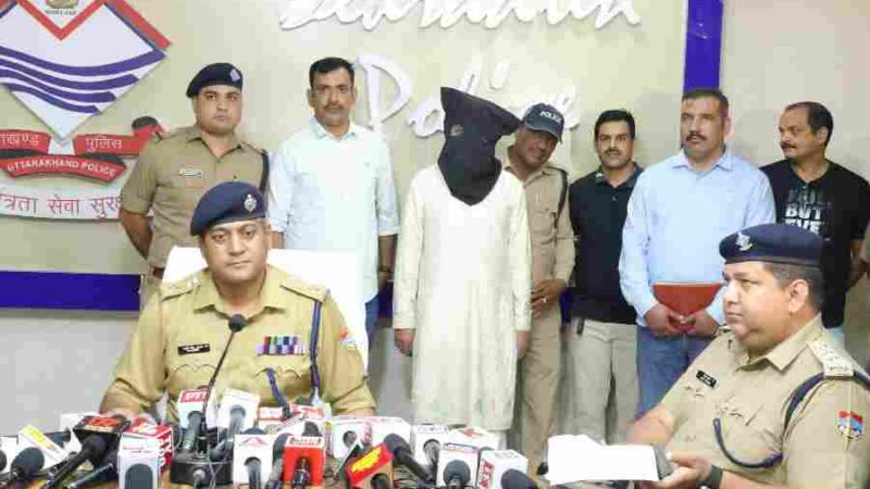 अनिष्ट होने का भय दिखाकर पूजा पाठ के नाम पर आभूषण ठगने वाला ठग बाबा आया दून पुलिस की गिरफ्त में, ठगा गया लगभग 15 तोला सोना व 5 लाख की नकदी हुई बरामद