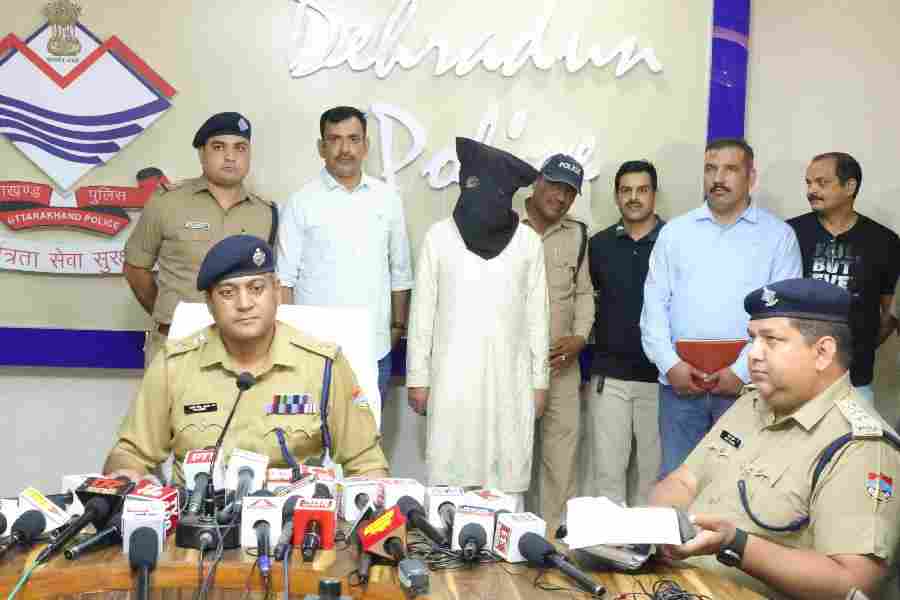 अनिष्ट होने का भय दिखाकर पूजा पाठ के नाम पर आभूषण ठगने वाला ठग बाबा आया दून पुलिस की गिरफ्त में, ठगा गया लगभग 15 तोला सोना व 5 लाख की नकदी हुई बरामद