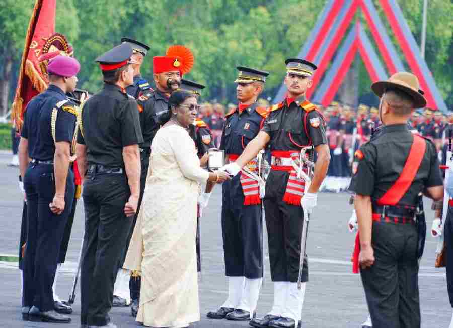 राष्ट्रपति द्रौपदी मुर्मू की गरिमामई उपस्थिति में आईएमए की पासिंग आउट परेड सम्पन्न 481 भारतीय एवं 16 मित्र देशों के 34 विदेशी कैडेट बने सैन्य अधिकारी, 9 महिला कैडेटों ने रचा इतिहास