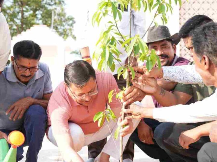 एक पेड़ मां के नाम अभियान के तहत पौधरोपण एवं स्वच्छता का संदेश, सीएम धामी ने एक पेड़ मां के नाम अभियान के अंतर्गत किया पौधरोपण