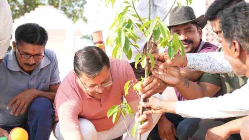 एक पेड़ मां के नाम अभियान के तहत पौधरोपण एवं स्वच्छता का संदेश, सीएम धामी ने एक पेड़ मां के नाम अभियान के अंतर्गत किया पौधरोपण