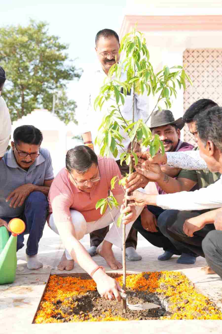 एक पेड़ मां के नाम अभियान के तहत पौधरोपण एवं स्वच्छता का संदेश, सीएम धामी ने एक पेड़ मां के नाम अभियान के अंतर्गत किया पौधरोपण